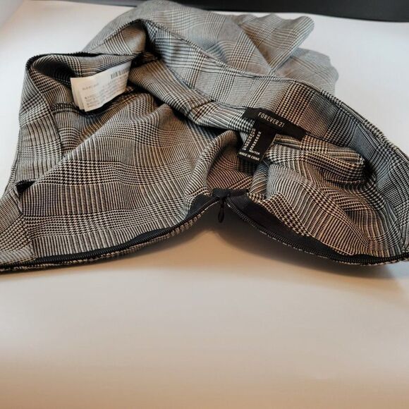 WOMEN"S FOREVER 21 SIDE ZIP CLOSURE SHORT - Picture 13 of 16